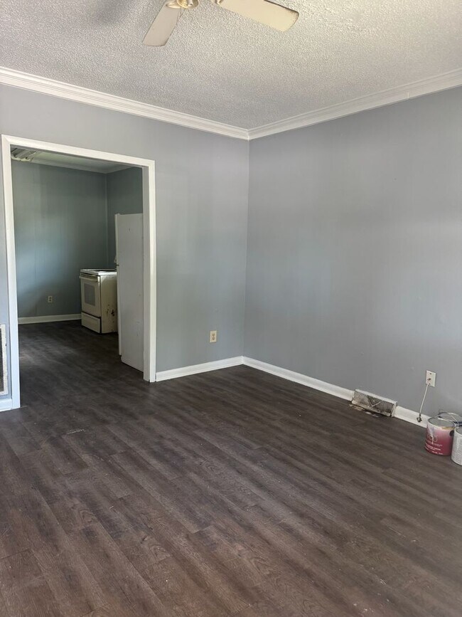 Building Photo - Charming Ranch Central Charleston