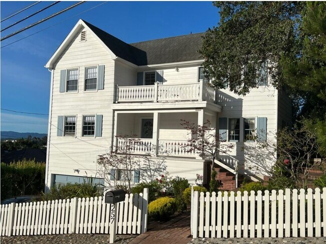 Building Photo - 257 Highland Ave