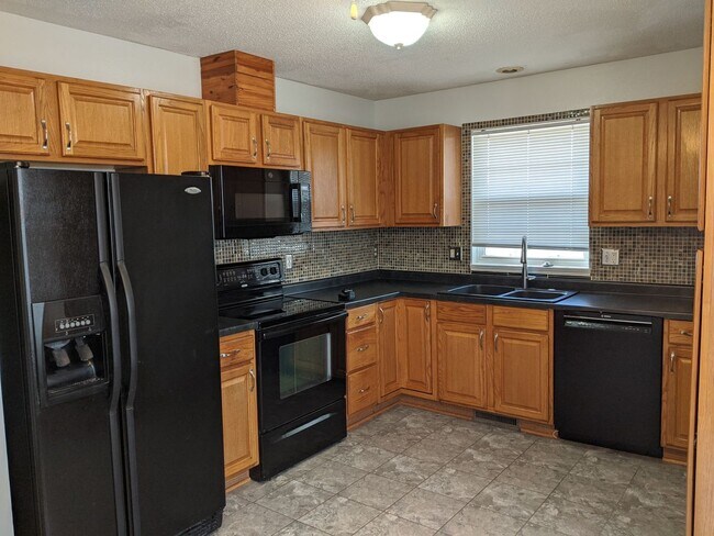 Foto del edificio - Spacious, corner lot 3-bedroom, 2-bath duplex in Iowa City