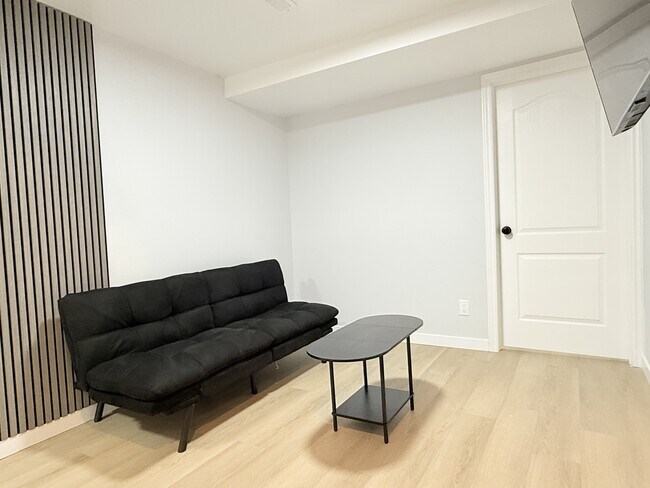 Photo du bâtiment - 1227 Henry Ford Centre Dr