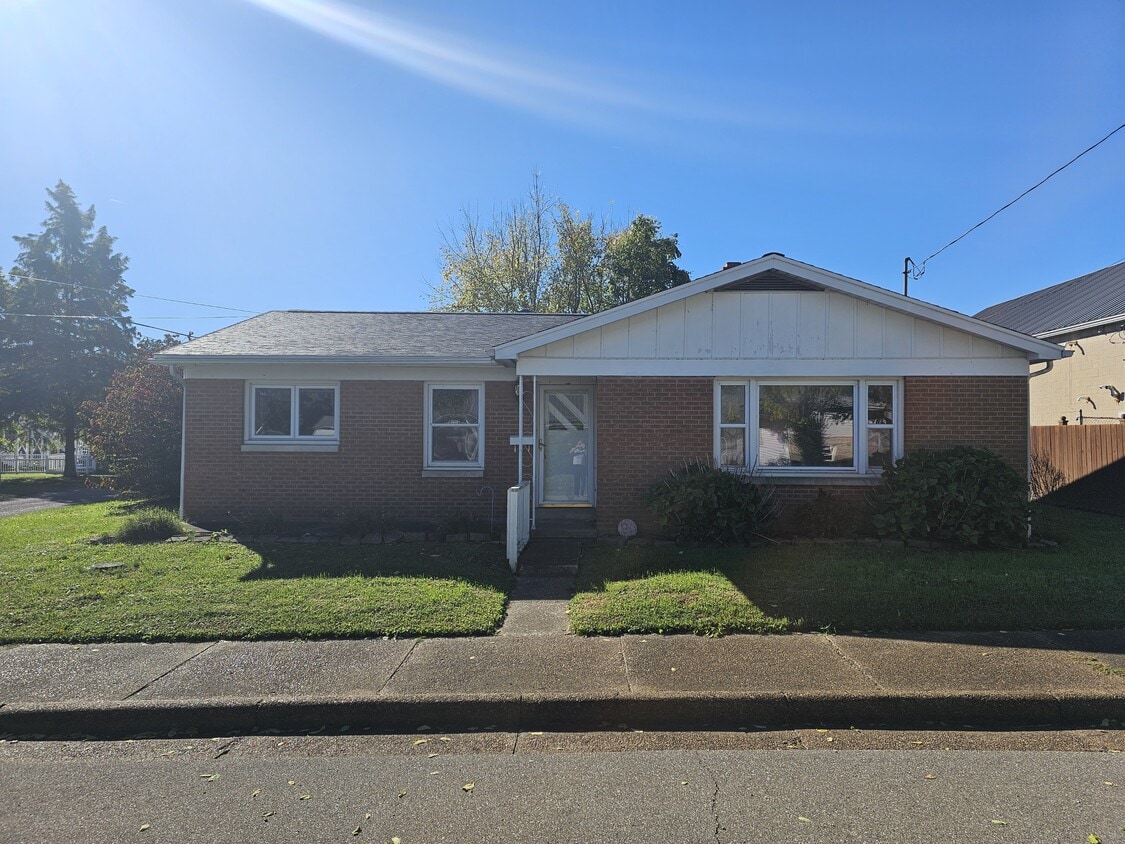 Primary Photo - 701 Main St