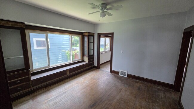 Foto del edificio - "2-Bedroom Duplex -avail now"