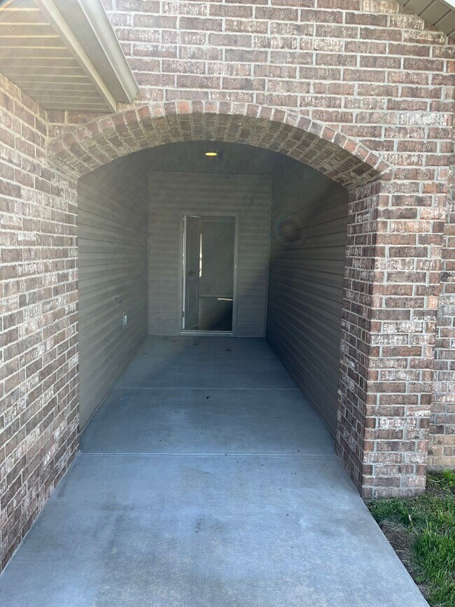 Building Photo - 4 bedroom, 2 bathroom, and a 3 car garage ...