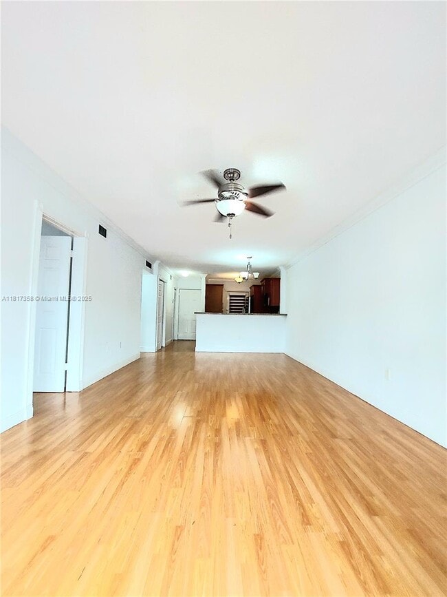 Foto del edificio - 110 Royal Palm Rd