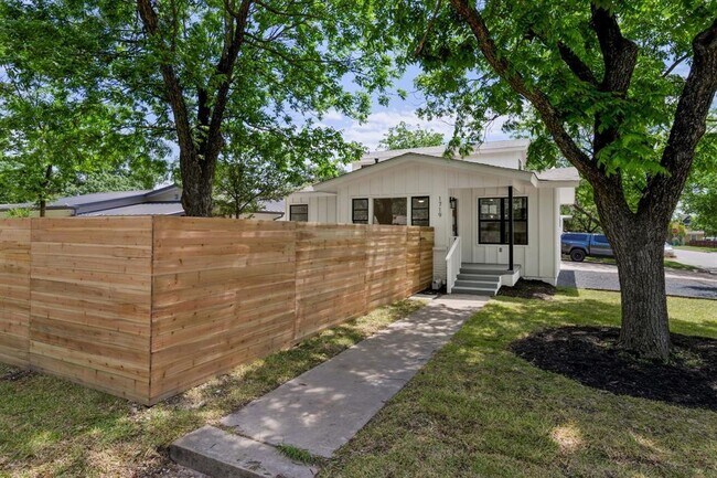 Foto del edificio - 1719 Aggie Ln