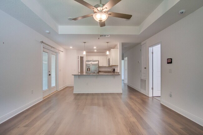 Foto del edificio - Modern 3/2 Home with Garage, Fenced Yard, ...