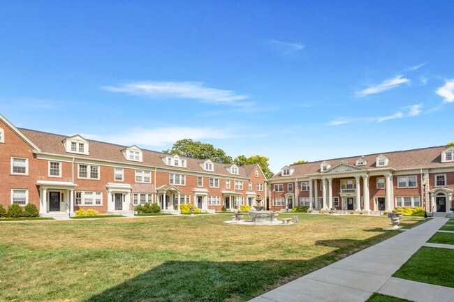 Building Photo - Buckingham & Balmoral