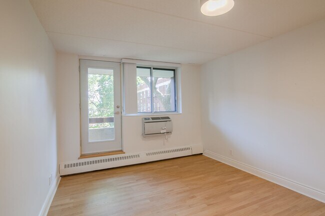 Building Photo - 4800 Maisonneuve Blvd W