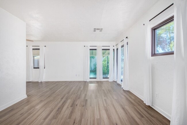 Building Photo - 4613 N 11th Pl