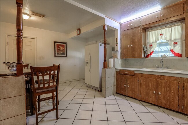 Foto del edificio - 9226 E Avenue Q