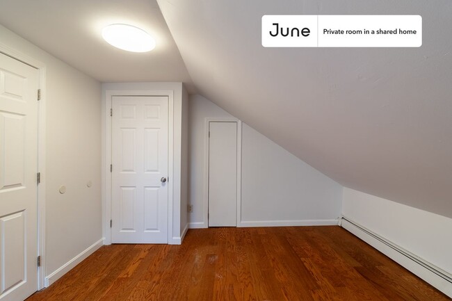 Building Photo - Private bedroom in 4 bed/4 bath Home