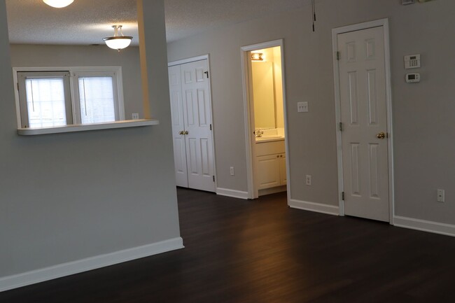 Building Photo - Rent Ready 2 Bed Suite Townhome, Private F...