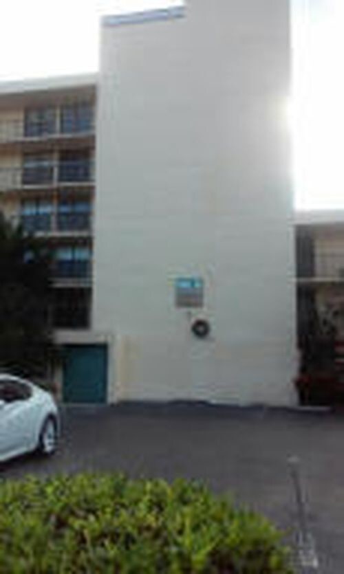 Building Photo - 8 Royal Palm Way