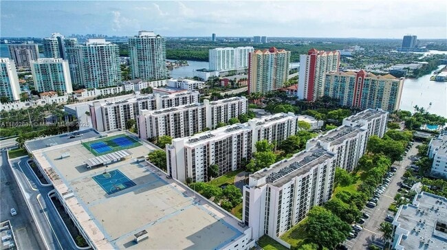 Foto del edificio - 17021 N Bay Rd