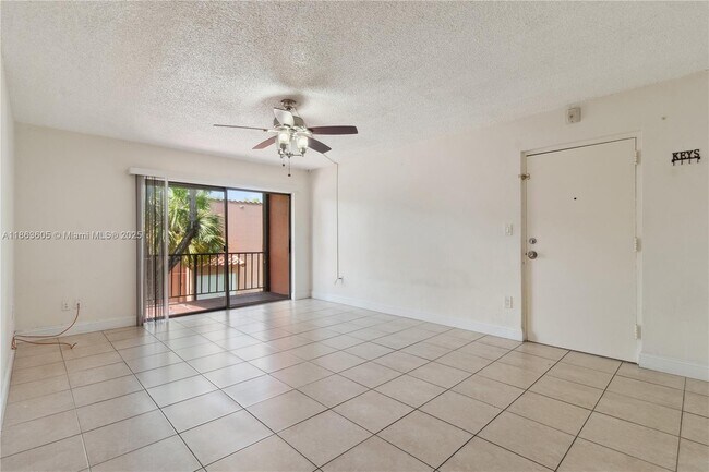 Building Photo - 10834 N Kendall Dr