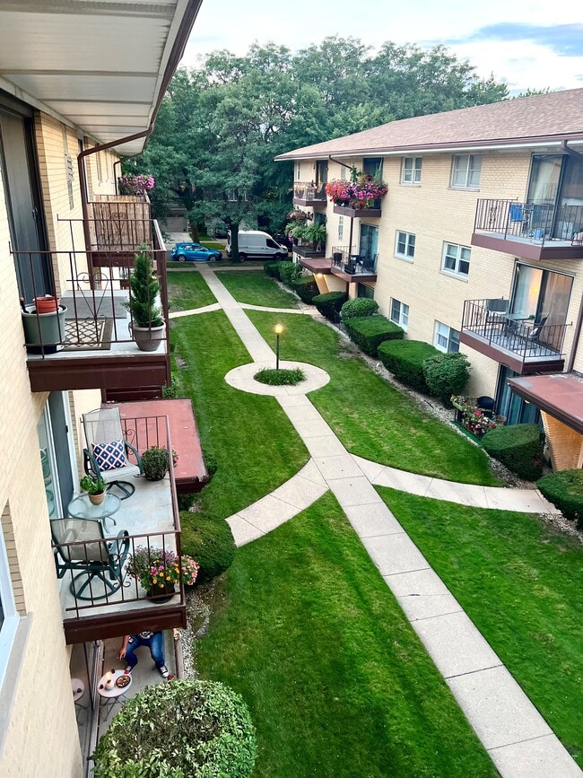 View of courtyard from balcony - 5324 W Windsor Ave