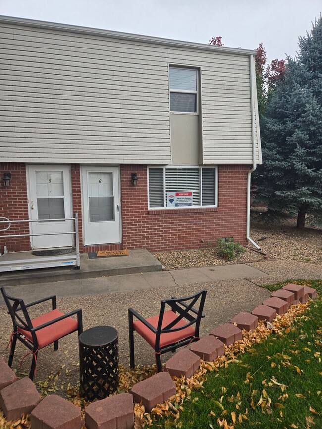 Building Photo - Recently Upgraded 2 BR Condo in Windsor Av...