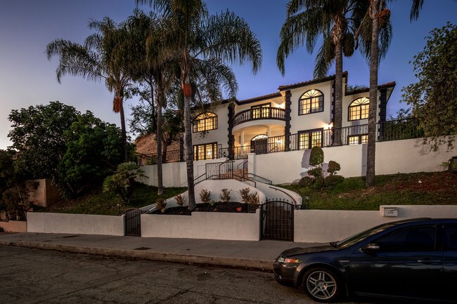 Foto del edificio - 3033 Beverly Glen Cir