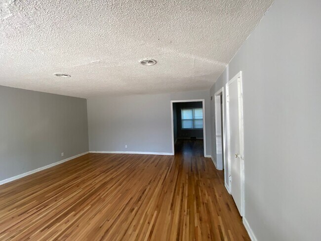 Foto del edificio - $795- 2 bed 1 bath - Spacious Duplex