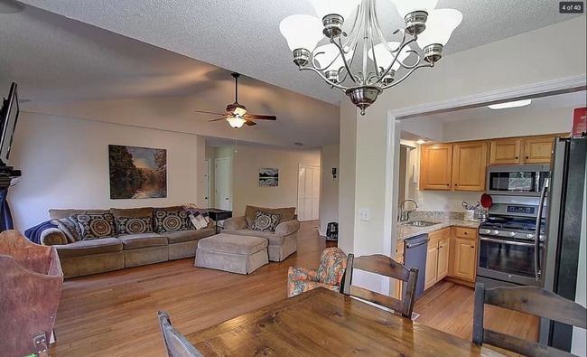 Building Photo - Charming 3 Bed, 2 Bath House with River Vi...