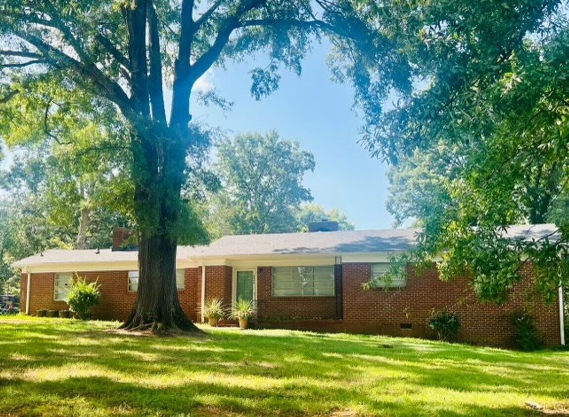 Primary Photo - This Beautiful 4 bed 2.5 bath brick ranch ...