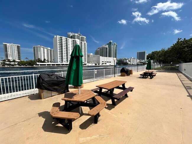 Foto del edificio - 800 Parkview Dr