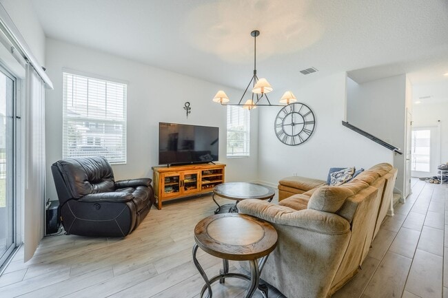 Building Photo - Beautiful 5 Bed/ 3 Bath Home for Rent at S...