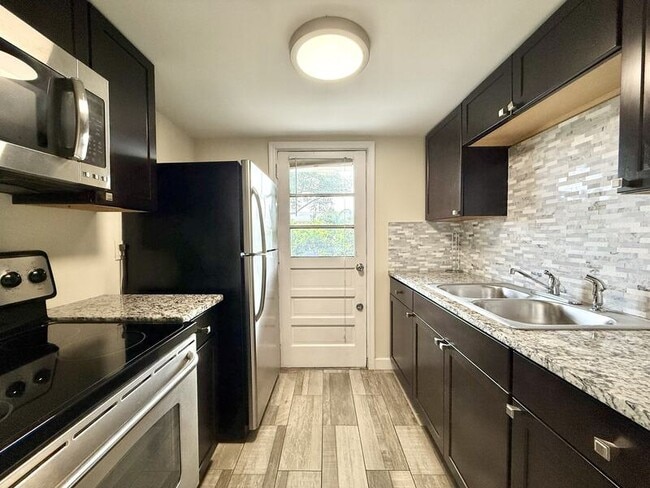 Building Photo - 2 N Fernwood Ave