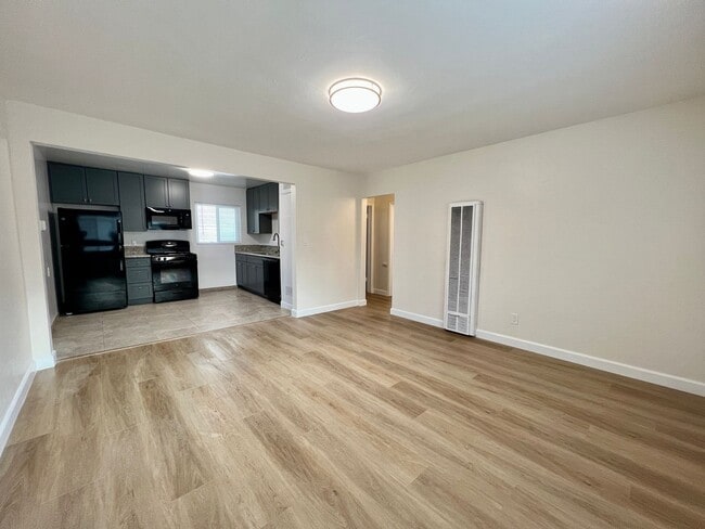 Foto del edificio - 2BD 1BA Apt Next to USD - Spacious Upstairs Unit, Pet Friendly, 1 Parking Space, No Carpet