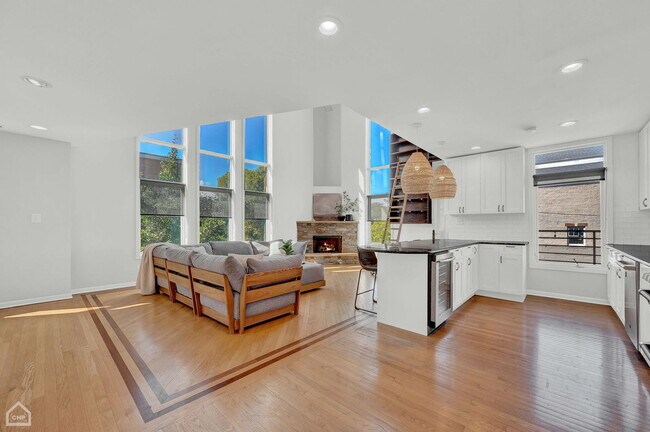 Building Photo - 603 N Paulina St