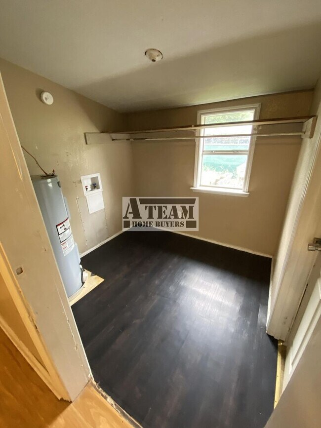 Building Photo - House For Rent