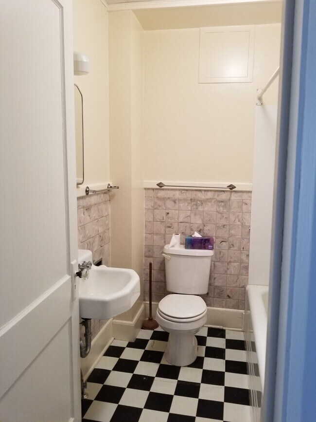 bath - 127 Lake Ave