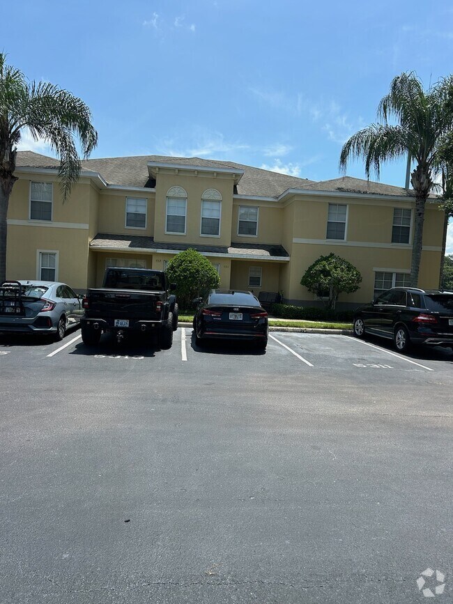 Cobblestone Landing Townhomes Apartments for Rent with a Swimming Pool