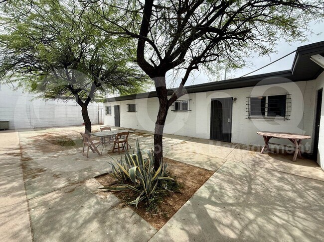 Building Photo - 3564 E Kleindale Rd