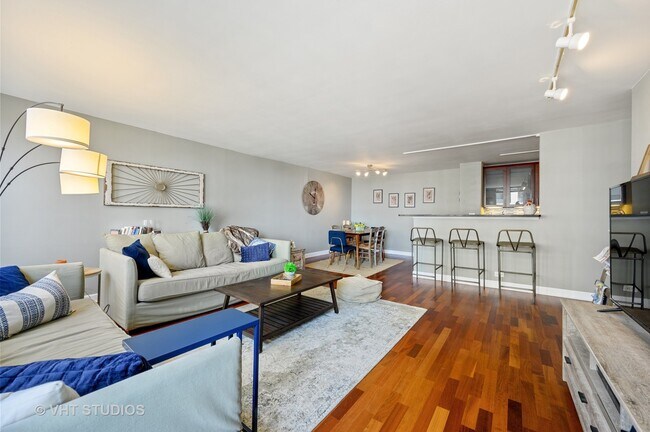 Foto del edificio - 2626 N Lakeview Ave