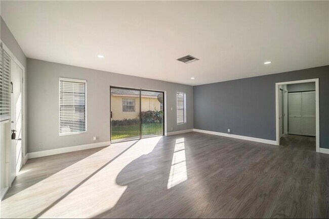 Foto del edificio - 3920 NW 110th Ave