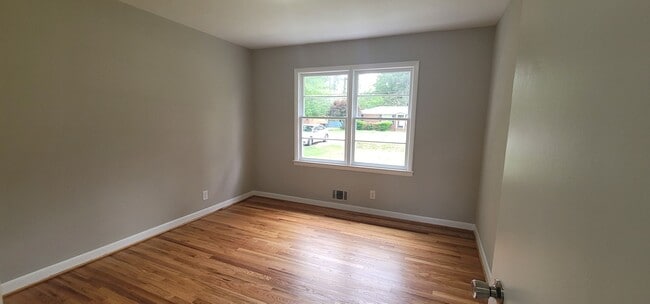 Foto del edificio - Move In Ready Home- Close to 95 - Easy Commute to local Shopping, Restaurants, and Interstate.