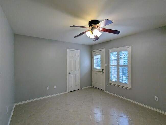 Foto del edificio - 834 E Heights Hollow Ln