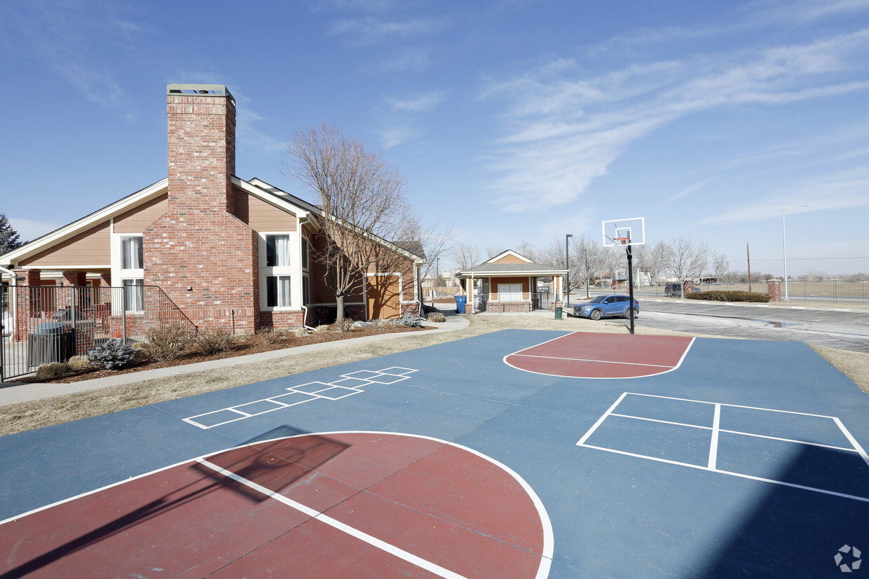 Primary Photo - Willow Run Village Apartments