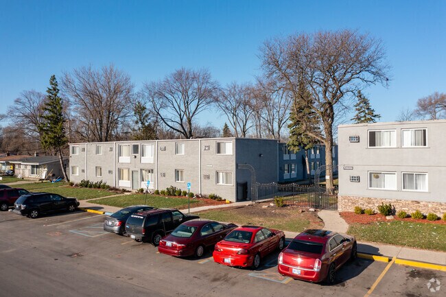 El estacionamiento y el patio - Terrace Court Apartments