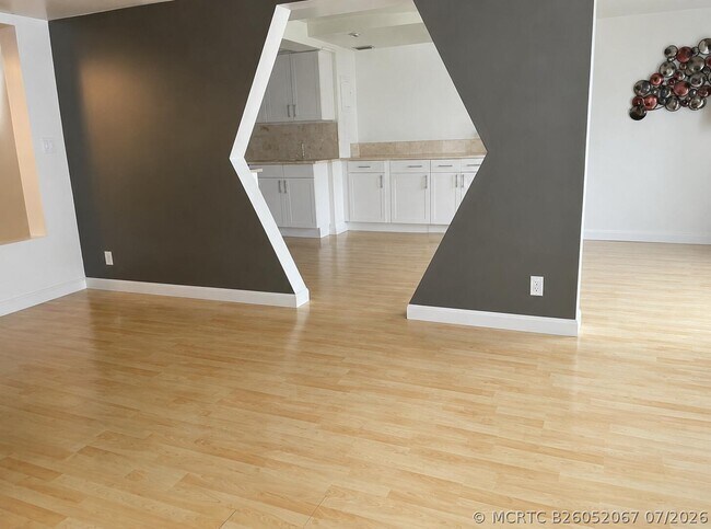 Building Photo - 3690 Inverrary Dr
