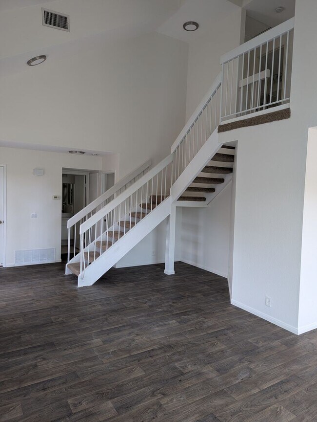 Building Photo - 3 Bed/2 Bath Townhome in Poway
