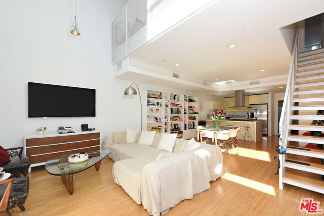 Foto del edificio - 1140 N Formosa Ave