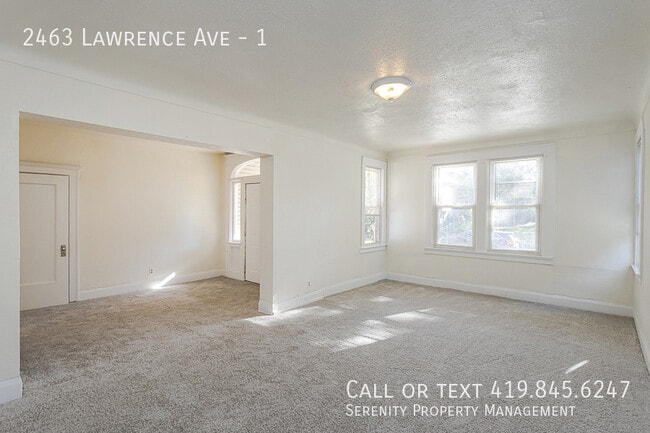 Foto del edificio - 2463 Lawrence Ave