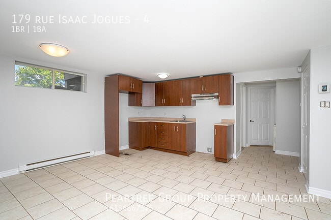 Photo du bâtiment - Intriguing Isaac-Big Bright Basement one B...