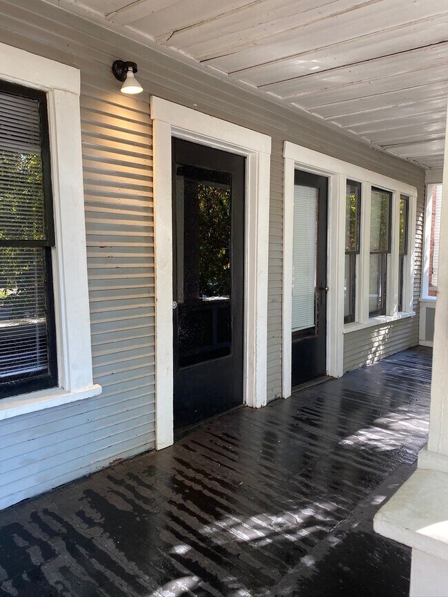 Building Photo - Charming 5 Bedroom, 2 Bathroom, Spacious T...