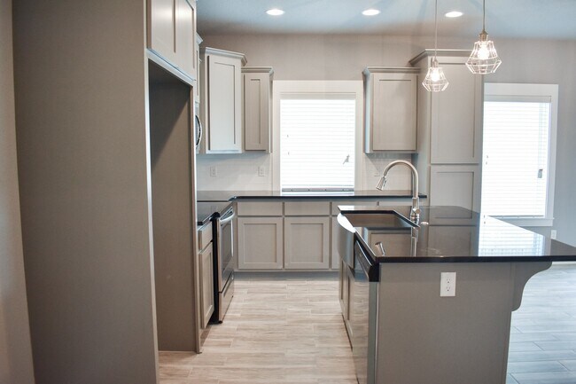 Foto del edificio - 4 Bedroom 3.5 Bathroom Home in the heart of Fayetteville, AR!!