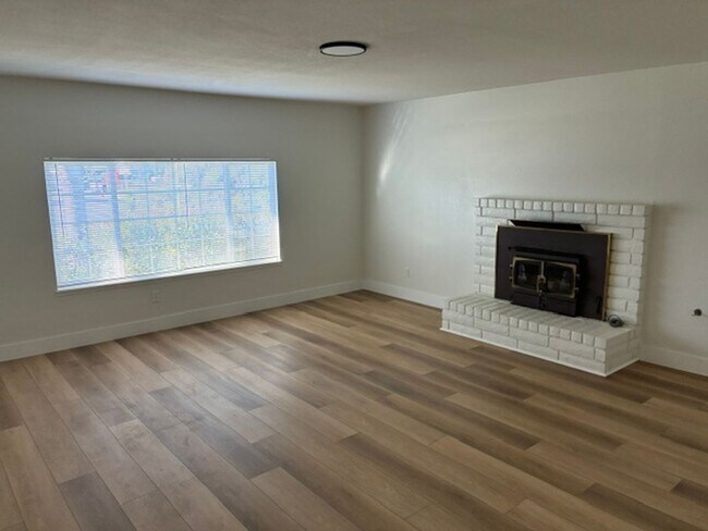 Foto del edificio - 6112 Herb Way