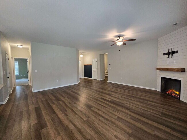 Foto del edificio - Beautiful 3-Bedroom Home with Bonus Room, Modern Finishes & a Huge Fenced Backyard