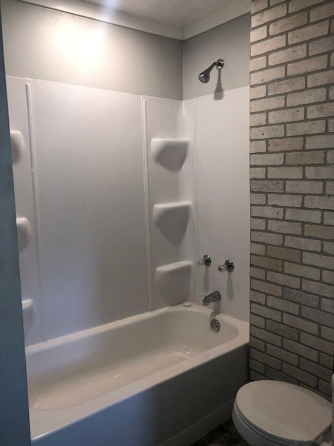 Building Photo - Huge Yard!  Cute and Clean 2 Bedroom Avail...
